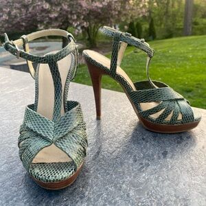 Levity green snakeskin sandals 🐍